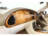 ウッドパネルは、天然木の美しい質感と艶を活かした上質な仕上げで、インテリアに高級感と温かみを添えます。細部まで丁寧に仕上げられ、車内全体のエレガントな雰囲気を一層引き立てます。