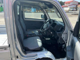 運転席はくつろぎのプライベート空間! 車内をクリーニングしてお待ちしております!