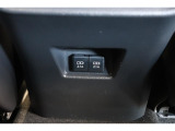 後部席へ乗車して携帯電話などを充電する時に前から配線を伸ばすとごちゃごちゃして邪魔になりがちですよね。そんな煩わしさを解消する後席側USBポート☆