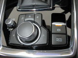 指先の感覚だけで直感的な操作が可能なコマンダーコントロールが、シフトレバー後方に配置されています。視線移動を抑え安全運転にも寄与します。