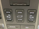 運転席天井部のサテライトスイッチ。スライドドアやバックドアの開閉、サンルーフのスクリーンの開閉ボタンが並びます。