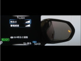 隣車線を走る車両をレーダーで検知し、ドアミラーでは確認しにくい後側方エリアに存在する車両に加え、急接近してくる車両も検知します。車両を検知するとドアミラーに搭載されたLEDインジケーターが点灯します。