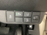 ハンドルの右側にはヘットライトリベライザーとHondaセンシング用のメインスイッチがついています。ヘッドライトリベライザーは道路状況や積荷の加重に応じてライトの高さを調節できます。