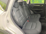 後部座席も気になるようなキズ・汚れやへたり等、大きなダメージはなく、良好な状態です。