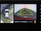 パノラミックビューモニター付きです。車両を上から見た様な映像を画面に表示。運転席からの目視だけでは見にくい、車両周辺の状況をリアルタイムでしっかり確認出来ます。