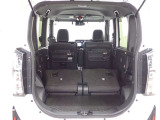 セカンドシートを倒すとさらに広々のラゲッジスペース