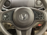 ハンドルにHondaセンシング系のクルーズコントロールやレーンキープアシストなどの操作スイッチが装備されています。ハンドルから手を離さず安全に操作できます。
