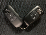 スマートキーを装備しています☆カギをカバンやポケットに入れて頂いた状態でドアロックの開閉やエンジンスタートをして頂けますよ!とても便利な装備です!