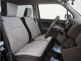 運転席のスペースはゆったりしていて、視界も広く確保されているので普段の運転からロングドライブまで快適です。