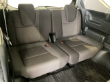 【3列目シート】しっかりした厚みの有るシートになりますので長い時間のドライブでも安心してお乗り頂けます♪