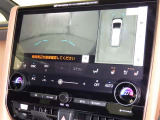 パノラミックビューモニターシステムが付いているので車の上から見た映像が確認できますよ。 一目で車両周辺の情報を確認できますが、直接安全をご確認下さい。