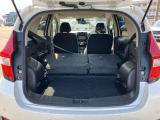セカンドシートを折りたたむと長い荷物も収納できます。