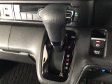 オートマチックシフトレバーは、手になじみ操作しやすい形状で安全運転にもつながります♪