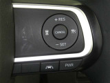 【レーダークルーズコントロール】(全車速追従機能付)付きです。車速に応じて追従支援してくれるので、ロングドライブも快適です。詳細は販売店スタッフまでおたずねください。