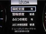 レーンディパーチャーアラートとは車線、又は走路からの逸脱の可能性を警告すると共に、車線、又は走路からの逸脱を避けるためのハンドル操作の一部を支援する機能です。詳細は販売店スタッフまでお尋ね下さい。