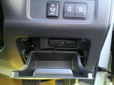運転席から手の届く位置に ETC付いております。高速道路の料金所もスムーズに通過できますよ♪