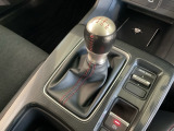 素早いギアチェンジを可能にするショートタイプのアルミ製本革巻きシフトノブ。