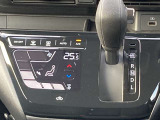 オートエアコンで温度調整も楽チン!四季を問わず快適に運転することが出来ます。