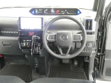 運転席からの視界はこんな感じです☆お気軽にご来店いただき、実際に座って是非お確かめください。ドライバーに寄り添う快適な操作フィールをもたらすステアリングです。