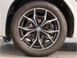 BMWの純正アロイホイールは軽量かつ強度にも優れているホイールで走行性能を引き上げる設計になっております。足元にもBMWは妥協がなくこだわっている個所になります。