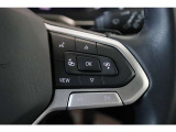 ハンドルは前後、上下で調節することができ、運転される方の好みに合わせて動かすことができます。ハンドルリモコンもついておりますので、運転したままでもオーディオ類を操作できます。