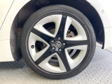 【純正アルミホイール】外観にマッチした純正アルミホイールを装着しております。各種社外アルミホイールや、スタッドレスタイヤも取扱いしております。是非ご相談ください♪
