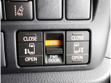 両側電動スライドドアのスイッチ付です。車内からもスイッチひとつで楽にドアの開閉が可能です。電動なので開閉時に力を使う必要がなく、半ドアになることもありません!