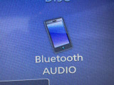 Bluetoothオーディオ対応可。お持ちのスマホやiPodなどとBluetooth接続して外部機器内の音楽などを車内で楽しめます。