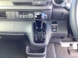 足元スッキリ、インパネシフトです。パーキングブレーキは電子制御パーキングブレーキタイプなので、運転席と助手席の間がスッキリしています。