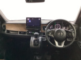 車内は光触媒抗菌消臭施工済です。スタイリッシュなデザインで暖かみのあるインパネ周りを演出します。グローブボックスやカップホルダーのほかにトレーなどたくさんの収納スペースが装備されています。