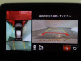 パノラミックビューモニター付きです。車両を上から見たような映像をモニター画面に表示。運転席からの目視では見にくい、車両周辺の状況をリアルタイムでしっかり確認できます。