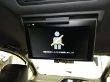 【後席モニター】ファミリーユーザーさんに人気(#^_^#)後席用モニター装備済です!後席のお子様のお気に入りのDVDを映しておけば、渋滞中もご機嫌です!もちろん、TV画面も表示OK♪