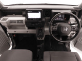 視界広々で非常に運転しやすくロングドライブでも疲れを感じさせないすっきりとまとまったインパネ周りです。