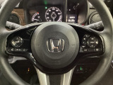 ハンドルにHondaセンシング系のクルーズコントロールやレーンキープアシストなどのスイッチと、オーディオの操作スイッチが装備されています。ハンドルから手を離さず安全に操作できます。