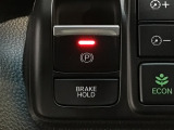 指先の操作でパーキングブレーキの「作動と解除」が行うことができる装備。ブレーキペダルから足を離しても停止し続けてくれるオートブレーキホールド機能。信号待ちなどの際には便利。ECO運転で低燃費走行♪