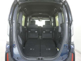 2列目シートを倒すことで、大変広いラゲッジスペースとなります。大きな荷物を積んだりと様々な用途にご利用いただけます。