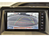 バックガイドモニター付き。車両後方の映像をナビ画面に表示し、駐車などの後退操作をサポートします。