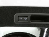 【パワーバックドア】パワーバックドア装着車です。ボタンを押すだけ、力要らずでドアの開閉が可能になります。