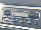 【オートエアコン】一度お好みの温度に設定すれば、車内の温度を検知し風量や温度を自動で調整。暑い&hellip;寒い&hellip;と何度もスイッチ操作をする必要はありません。快適な車内空間には必須の機能ですね♪