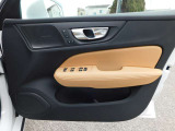 運転席ドアの内装でございます。アンバーを基調とした内装で高級感を演出しております。