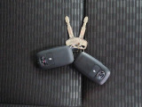電子キーをポケットやカバンに入れているだけで、ドアの開錠・施錠が行えます。荷物を抱えていてもラクラク開閉です。エンジン始動も行えます。