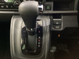 CVT車のセレクトレバーです。低速から高速まで、変速ショックのないスムーズな走りと、エンジン効率のよい領域を維持して燃費にも貢献します。サイドブレーキはスイッチ操作の電子制御パーキングブレーキです。