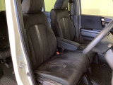 女性でも運転がしやすいように、シートの高さ調整機能(シートリフター)がついています。運転席と助手席の間が空いている為、助手席側への移動がスムーズです。交通量の多い道でも助手席側から乗り降りができます。