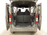 開口部も広く荷物の積み下ろしもしやすいお車となっております。4人乗りでも充分な荷室のスペースがあります。シートの背もたれは5:5の割合で分割して可倒できるので、長いお荷物などを載せることもできます。