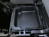 助手席下に収納ボックス付き。洗車道具や書類などのスペースに是非!!
