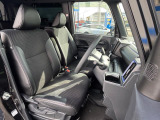 運転席まわりには十分なスペースがあり、大柄な方でもゆったり運転していただける環境です。