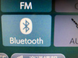 Bluetoothオーディオ対応可。お持ちのスマホやiPodなどとBluetooth接続して外部機器内の音楽などを車内で楽しめます。
