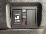 左右両側パワースライドドアが付いています。ワンタッチで簡単にお子様でも、お年寄りの方でも、開閉できますからとても便利です。キーレスや車内スイッチでも自動でドアの開閉ができます。