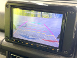 【バックカメラ】駐車時に後方がリアルタイム映像で確認できます。大型商業施設や立体駐車場での駐車時や、夜間のバック時に大活躍!運転スキルに関わらず、今や必須となった装備のひとつです!
