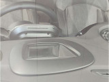 【ヘッドアップディスプレイ】現在の車速表示や目的地へのルート案内やメディア関連のリストを表示する事が可能です。視線移動を減らす事によりドライブに集中して頂けます。